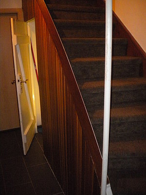 Wand und Tür unter der Treppe
